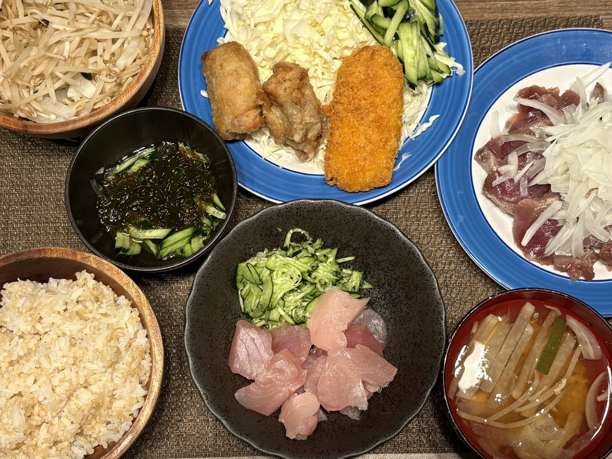 MakoooruL's tweet photo. おしながき
カツオとオニスラ
びんちょうまぐろときゅうり
きゅうりもずく酢がけ梅干し
蒸しだいこんもやししめじえのき
大根もやし玉ねぎえのきしめじの卵とじ
唐揚げ
クリームコロッケ
ご飯

豪華になった！
うまい！

#おうちごはん #夕飯 #ベイシア https://t.co/PC5e8zluof