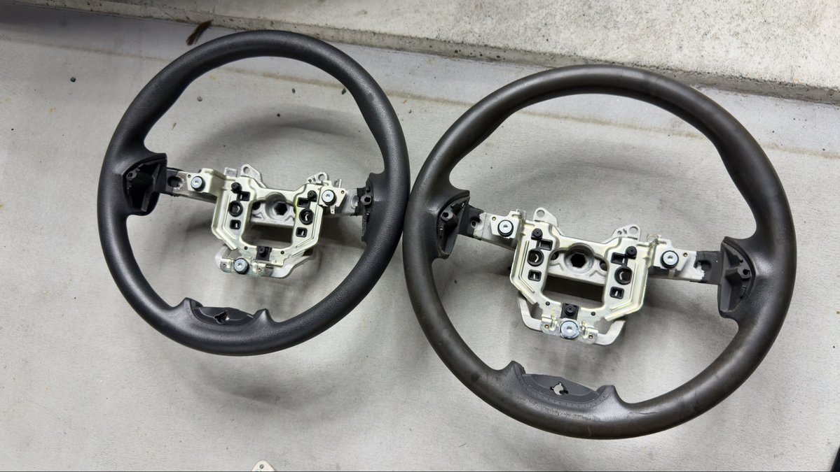 ucploadout's tweet photo. 本日は3年連れ添った、アメリカニキがボロボロにしたステアリングを交換
新品(中古)最高😆 https://t.co/soGBilnZso