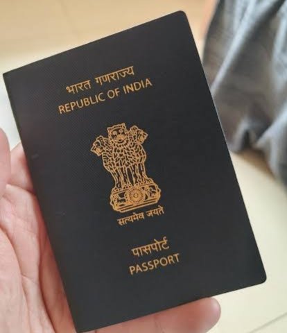 askvipendra's tweet photo. एक महिला अपने पासपोर्ट में अपने पति का नाम जुड़वाना चाहती थी?

समस्या सिर्फ इतनी थी कि उसके पास Marriage Certificate नहीं था।

वह सबसे पहले एक पासपोर्ट बनाने वाले एजेंट के पास पहुंची।

एजेंट ने उसकी बात सुनते ही कहा, "काम तो हो जाएगा, लेकिन ₹2,000–₹3,000 खर्च करने पड़ेंगे।"

महिला ने पूछा, "इतने पैसे किस बात के?"

एजेंट बोला, "मैरेज सर्टिफिकेट नहीं है, इसलिए थोड़ा मुश्किल मामला है।"

महिला को बात समझ नहीं आई।

फिर वह दूसरे पासपोर्ट वाले के पास गई।

वह भी बोला, "अगर जल्दी काम करवाना है तो ₹2,000–₹3,000 लग जाएंगे।"

अब महिला को लगने लगा कि शायद बिना Marriage Certificate के पासपोर्ट में पति का नाम जोड़ना बहुत मुश्किल है।

इसके बाद वह एक जन सेवा केंद्र पहुंची।

वहां भी उसे कहा गया कि काम हो सकता है, लेकिन कुछ अतिरिक्त खर्च करना पड़ेगा।

अब तक वह अलग-अलग लोगों से एक ही बात सुन चुकी थी।

इसलिए उसने सोचा कि क्यों न सीधे पासपोर्ट ऑफिस जाकर ही जानकारी ली जाए।

पासपोर्ट ऑफिस पहुंचकर उसने अधिकारी को पूरी बात बताई।

अधिकारी ने पूछा, "क्या शादी हो चुकी है?"

महिला ने कहा, "हाँ।"

अधिकारी ने पूछा, "Marriage Certificate है?"

महिला बोली, "नहीं।"

तब अधिकारी ने उसे Annexure J के बारे में बताया।

उन्होंने कहा कि कई मामलों में Marriage Certificate न होने पर Annexure J नाम का Joint Declaration Form लगाया जा सकता है।

इस फॉर्म में पति-पत्नी दोनों की जानकारी, हस्ताक्षर और एक Joint Photo लगाई जाती है।

महिला हैरान रह गई।

जिस काम के लिए अलग-अलग लोग उससे ₹2,000–₹3,000 मांग रहे थे।

उसकी सही जानकारी उसे सीधे पासपोर्ट ऑफिस से मिल गई।

हालांकि अधिकारी ने यह भी साफ किया कि हर मामला अलग होता है।

जरूरत पड़ने पर पासपोर्ट ऑफिस अन्य दस्तावेज भी मांग सकता है और अंतिम फैसला नियमों के अनुसार ही लिया जाता है।

पासपोर्ट ऑफिस से निकलते समय महिला को एक बात अच्छी तरह समझ आ गई।

कई बार जानकारी की कमी की वजह से लोग बिना वजह ₹2,000-₹3,000 खर्च करने को तैयार हो जाते हैं।

जबकि सही जानकारी लेने पर वही काम आसान तरीके से समझ में आ सकता है