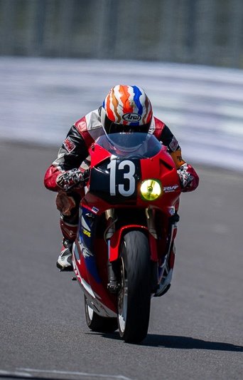 ypvs_ugoke's tweet photo. #丸目のライトがカッコいいバイク選手権
厳密に言うと丸じゃないけど光る所は丸○ https://t.co/ko6S4h4ZSs