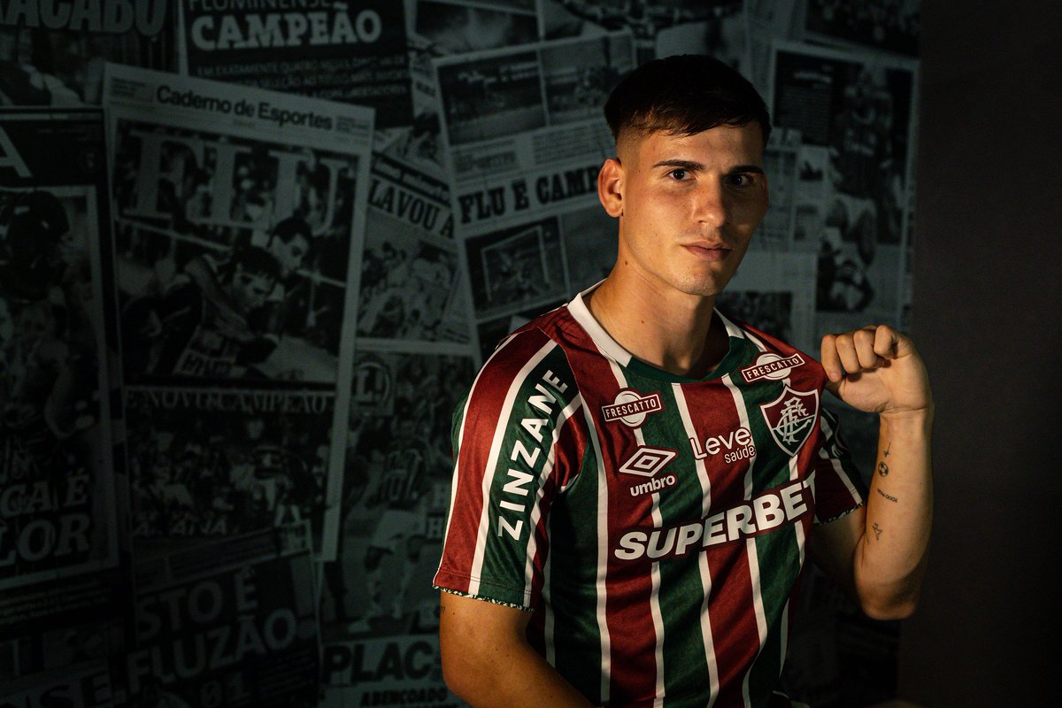 PauloFBS's tweet photo. 🚨 | De "0800" a risco de processo: Fluminense atrasa parcelas de Lavega

Atleta mal foi aproveitado no Tricolor 

Depois de mais de três anos para quitar o pagamento de Lelê, a diretoria do Fluminense parece ter escolhido um novo caso para seus penduricalhos. O clube ainda possui parcelas em atraso pela contratação de Lavega junto ao River Plate-URU. E, por ora, não será processado devido a gratidão dos dirigentes uruguaios. Eles entendem ter saído "muito no lucro" com a negociação, já que o atleta foi adquirido na véspera do encerramento de seu contrato.

Segundo o balanço do clube, o jovem custou cerca de R$ 8,8 milhões, valor que poderia ter sido evitado. Com contrato próximo do fim, o atacante poderia deixar o clube uruguaio gratuitamente em janeiro de 2025, mas o Tricolor optou por aguardar uma renovação para, posteriormente, comprá-lo em definitivo. As informações sobre o débito foram divulgadas inicialmente pelo jornalista do @PerfilDaCentral, @wilsonmafort.

A decisão foi comemorada publicamente pelo vice-presidente do River Plate-URU, Jorge Nasser, que classificou a operação como um "milagre" para os cofres do clube uruguaio. Hoje, além de ainda dever parcelas referentes aos meses de março e maio, o Fluminense vê o investimento render pouco retorno esportivo.

Lavega recebeu poucas oportunidades nas Laranjeiras e acabou emprestado ao Coritiba no início de 2026. No Brasileirão, o uruguaio já soma mais participações em gols do que Soteldo, Cannobio, Serna e Riquelme juntos, quarteto que forma o grupo de pontas mais utilizado pelo técnico Zubeldia. 

📸 | Divulgação/FFC