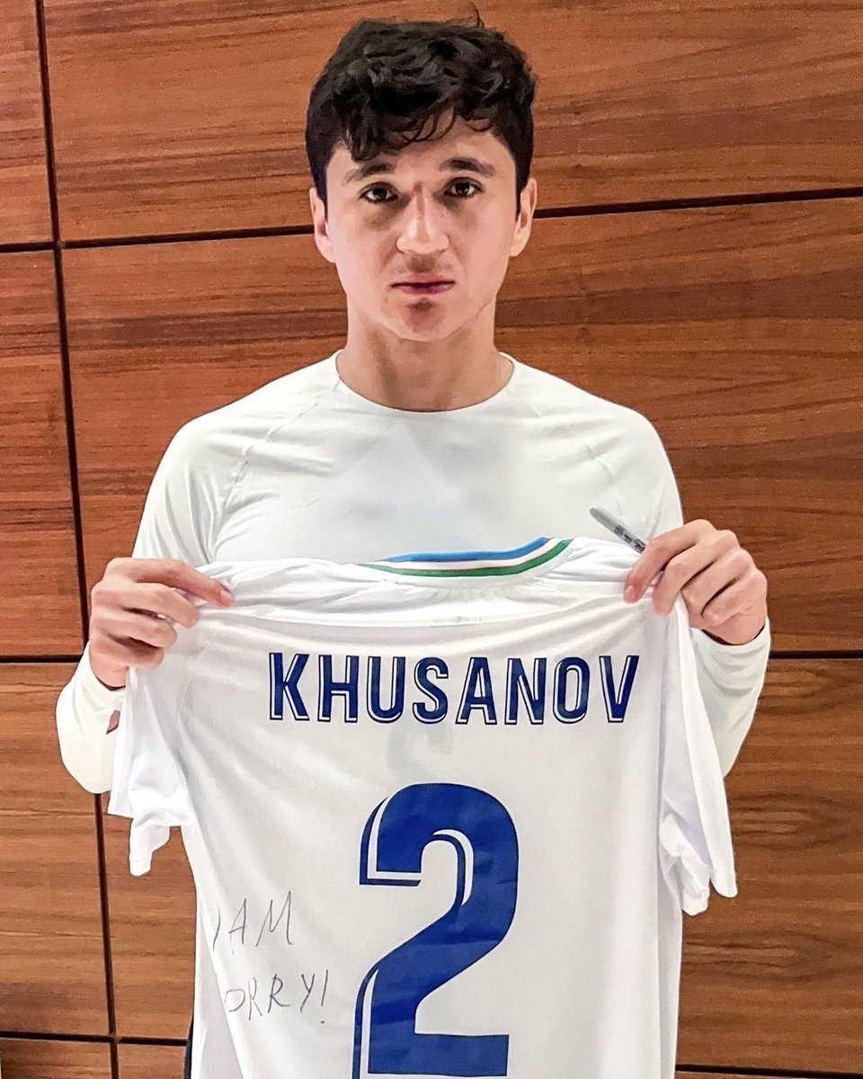 idextratime's tweet photo. Khusanov memberikan kameramen yang ditabraknya di laga vs Kolombia kemarin sebuah jersey yang telah ia tandatangani, sebagai permintaan maaf. 🙏😅 https://t.co/KybmkNGERC