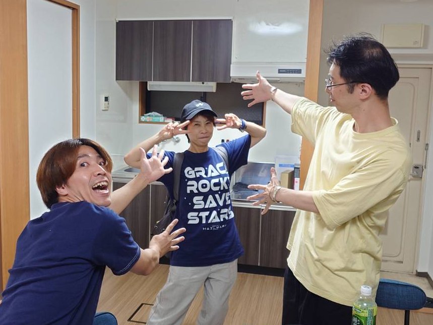 GoRiMuChu1's tweet photo. その見学者さんとは！

鵜勒（うのろく） さん!!

bowくんとつぼっちに挟まれてフリートークから本読みまで。
濃厚な時間を過ごせていただけていれば幸いです!

わざわざ稽古場まで足を運んでくださいましてありがとうございました<( _ _ )>

【アッキー】 https://t.co/MrI0OZsjqU