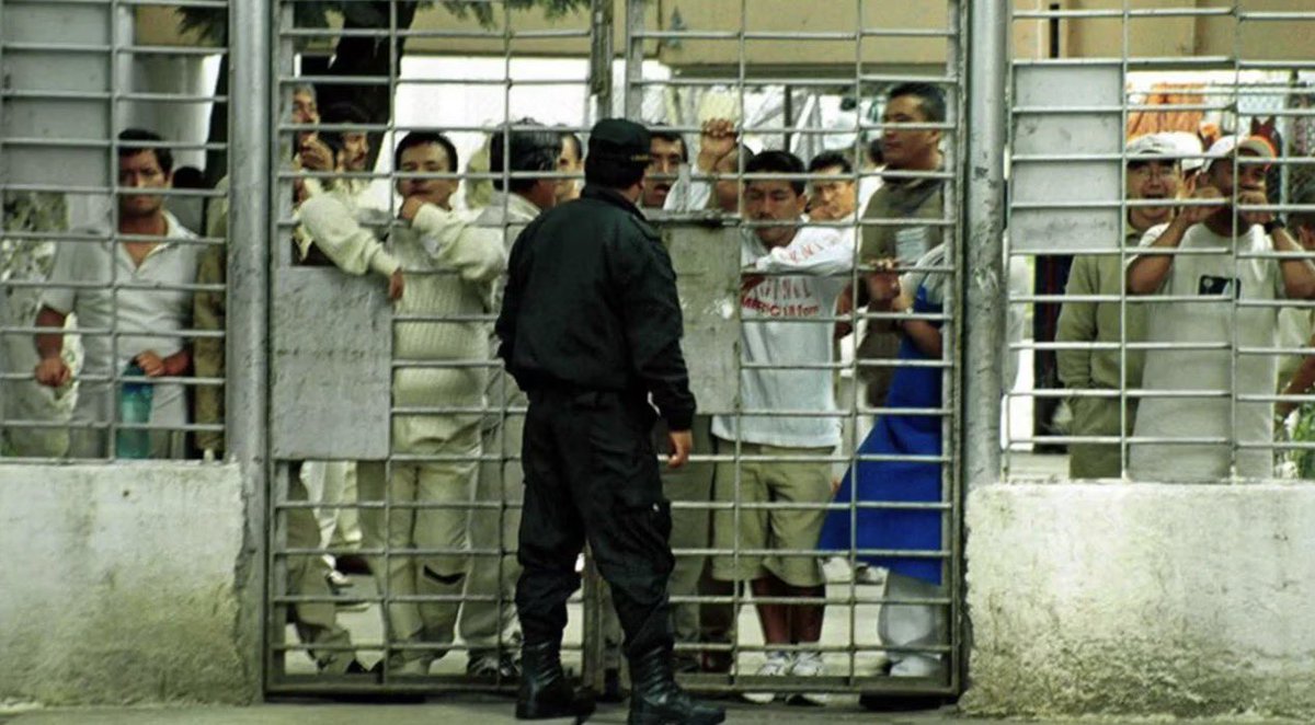 JoseMarioMX's tweet photo. Imaginen pasar 5, 10 o 15 años en prisión. Perder a tu familia, tu trabajo, tu patrimonio y tu nombre. Que un día un tribunal reconozca que eras inocente y que, después de destruir tu vida, el Estado simplemente te diga: “puedes irte”. Eso es exactamente lo que hoy permite nuestro sistema de justicia.

Por eso resulta tan relevante la iniciativa impulsada por @colosioriojas e @irais_reyes para reformar la Constitución y reconocer expresamente la responsabilidad del Estado por error judicial y por privación indebida de la libertad. La propuesta parte de una pregunta incómoda pero inevitable: si el Estado debe indemnizar cuando daña un bien o afecta un patrimonio, ¿por qué no habría de responder cuando le arrebata años de libertad a una persona inocente?

Durante años hemos discutido cómo encarcelar más y por más tiempo. Ha llegado la hora de discutir quién responde cuando el poder se equivoca. Porque una democracia no se define únicamente por su capacidad de castigar culpables, sino por su capacidad de reparar el daño cuando destruyó la vida de un inocente.