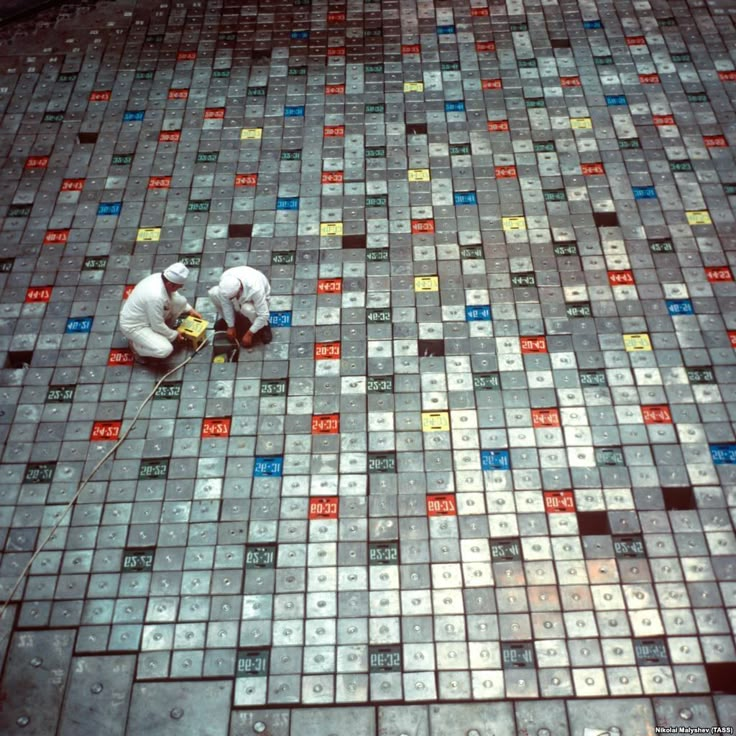 eastblocvisuals's tweet photo. Technicians conducting maintenance on the reactor lid of a RBMK-1000 nuclear reactor at the Chornobyl Nuclear Power Plant, 1980s. https://t.co/MkjZwu2b9s