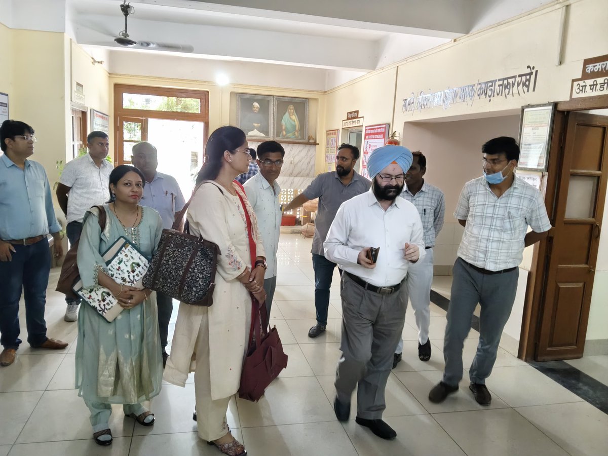 ChuruDto's tweet photo. जिला चूरू में एसटीडीसीए अजमेर के डायरेक्टर डॉ इंद्रजीत सिंह द्वारा जिला क्षय निवारण केंद्र रतनगढ़ का निरीक्षण किया गया। सभी मरीजों का सीबीनाट, ट्रॅूनाट टेस्ट करवाना  अनिवार्य है ।  जिले में चल रहे 100 दिवसीय टीबी मुक्त भारत अभियान की भी समीक्षा की https://t.co/BrtiI70SoR