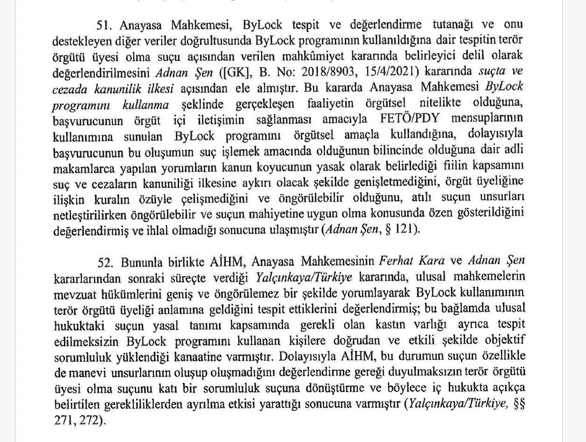 LaleDemirka's tweet photo. Anayasa Mahkemesi’nin yeni açıklanan kararında dikkat çekici bir gelişme var.

@AYMBASKANLIGI ByLock ve örgüt üyeliği tartışması bağlamında ilk kez AİHM’nin Yalçınkaya kararına açıkça değindi.

Bu tabiki Yalçınkaya’nın tam olarak uygulandığı anlamına gelmiyor.

Ama artık şu gerçek daha görünür hale geldi:
Yalçınkaya kararı görmezden gelinemez.

AİHM’in söylediği temel ilke açıktır:

Kategorik kabul olmaz.

Otomatik sorumluluk olmaz.

Her dosyada suçun maddi ve manevi unsurları ayrı ayrı incelenmelidir.

Örgütsel kast, somut ve bireyselleştirilmiş delillerle ortaya konulmalıdır.

Kanunilik ilkesi, geniş ve öngörülemez yorumlarla aşılamaz.

AYM’nin Yalçınkaya’ya atıf yapması önemli bir adımdır. Ancak asıl mesele bundan sonra başlayacaktır:

Yalçınkaya kararı sadece ismen anılan değil hukuken uygulanan bir karar olmalı.

Hak ihlalinin giderilmesi için karara atıf yetmez.

Kararın esası uygulanmalıdır.