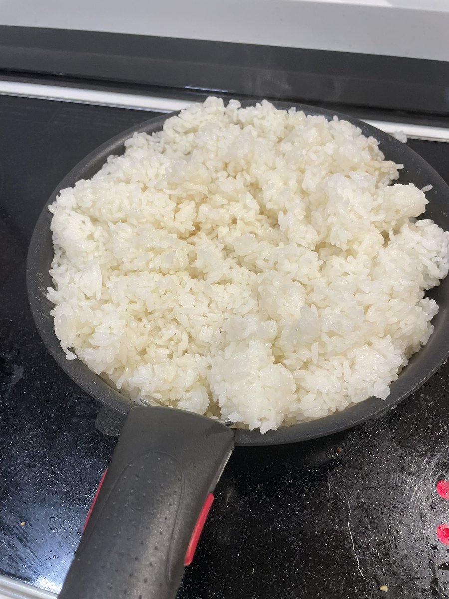 aika03110's tweet photo. こちら今日の失敗したやつです

フライパンの大きさも
ご飯の量も全て間違えた
レタスチャーハンを作ろうとしてました https://t.co/dIwOvitOZb