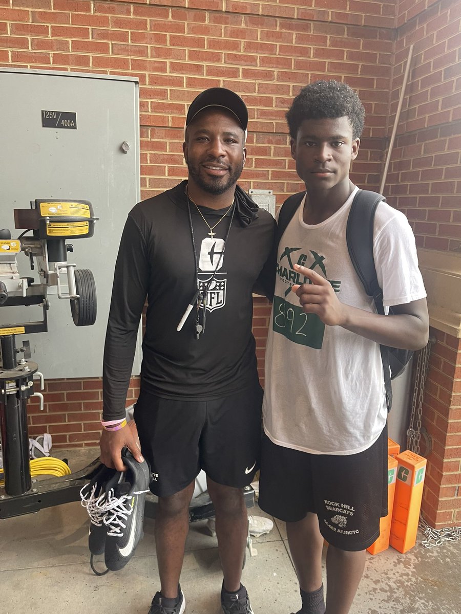 Justin_Cross24's tweet photo. Want to thank @Coach_TBell and @CharlotteFTBL for the camp opportunity yesterday.  Horrible that camp got rained out midway through but thank you Coach for the conversation.  I will be back this fall.

#ROCKBOY #EARNIT

@BoulwareLeon @coachcross777 @CoachDrake_11 @ShermanCrumel https://t.co/Xgt9M4N3Ch