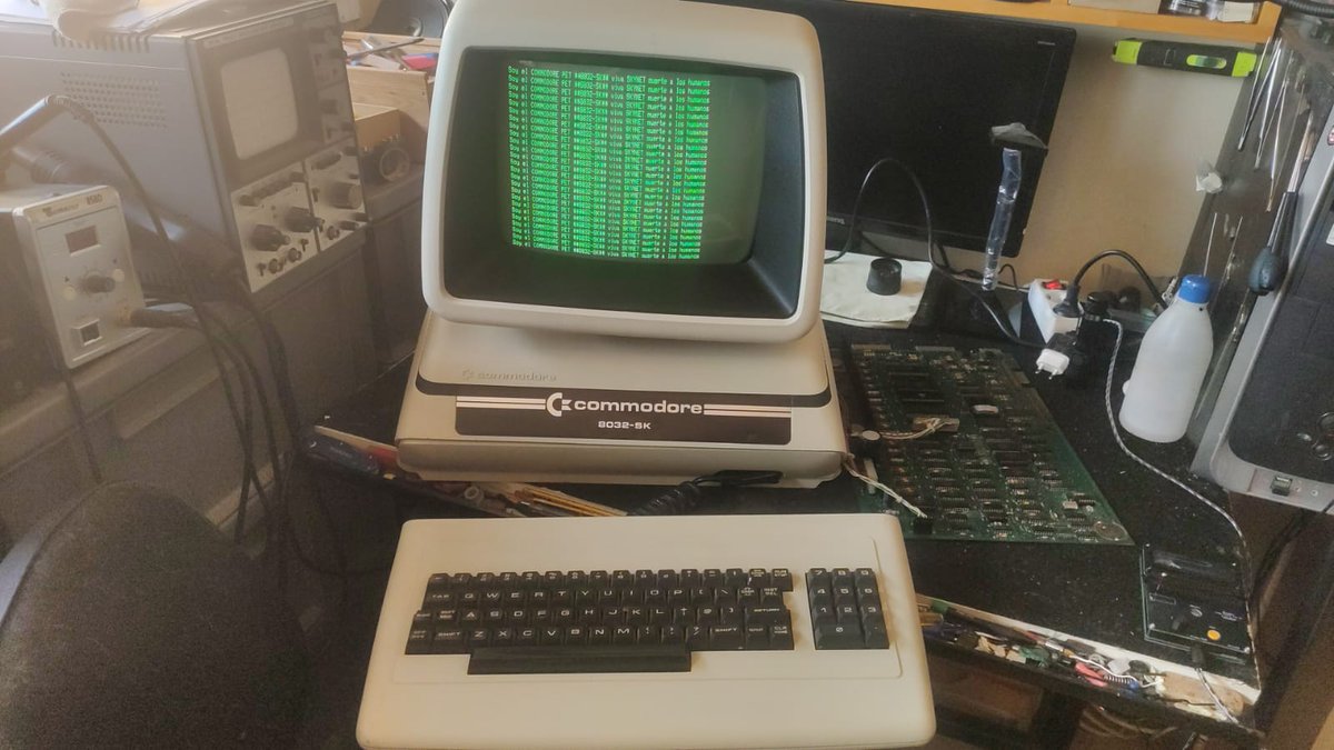 Arcade_Vintage's tweet photo. La última restauración que pronto se unirá a nuestra colección de retroinformática, para que puedas usarlo y jugar en nuestro museo: el Commodore Pet 8032sk, único modelo de la gama que tiene la peculiaridad de ser diseño del gigante automovilístico Porsche.
@Porsche https://t.co/ylfxAeYB1W