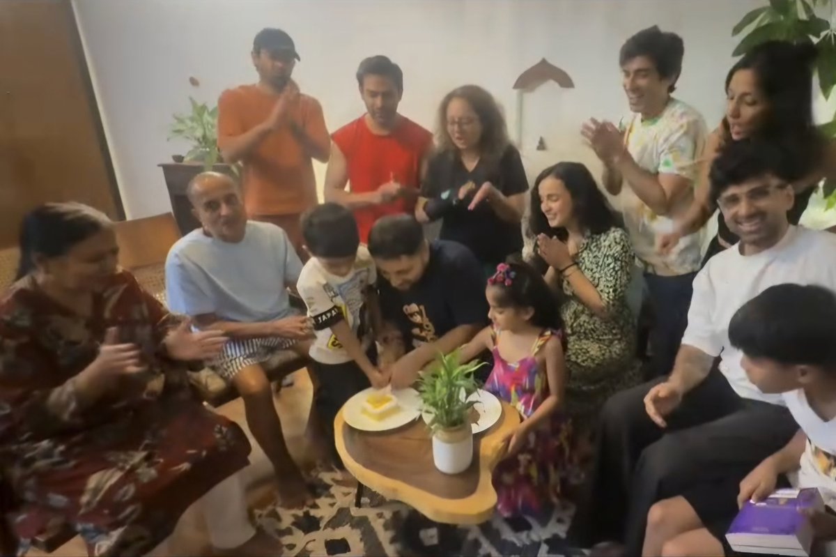 I_am_Madiha's tweet photo. @mrhegde's birthday celebration at his home😍 Today is such a good day🫶 #FriendsLikeFamily https://t.co/M1QKYFPSuZ