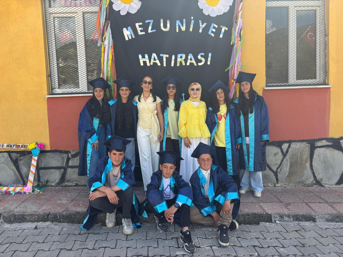 Alakoclu04's tweet photo. 8.sınıf öğrencilerimizi mezun etmenin gururunu ve mutluluğunu yaşıyoruz.🎓 Okulumuzda geçirdikleri yıllar boyunca bilgiyle, emekle ve güzel anılarla dolu bir yolculuk gerçekleştiren öğrencilerimize bundan sonraki eğitim hayatlarında başarılar diliyoruz.💐💙 https://t.co/5o34eydJvr