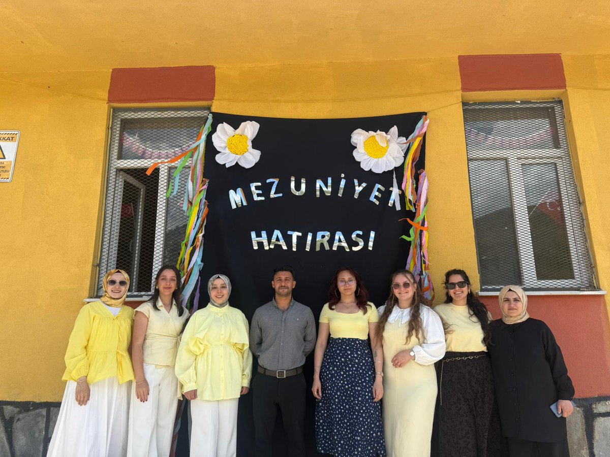 Alakoclu04's tweet photo. 8.sınıf öğrencilerimizi mezun etmenin gururunu ve mutluluğunu yaşıyoruz.🎓 Okulumuzda geçirdikleri yıllar boyunca bilgiyle, emekle ve güzel anılarla dolu bir yolculuk gerçekleştiren öğrencilerimize bundan sonraki eğitim hayatlarında başarılar diliyoruz.💐💙 https://t.co/5o34eydJvr
