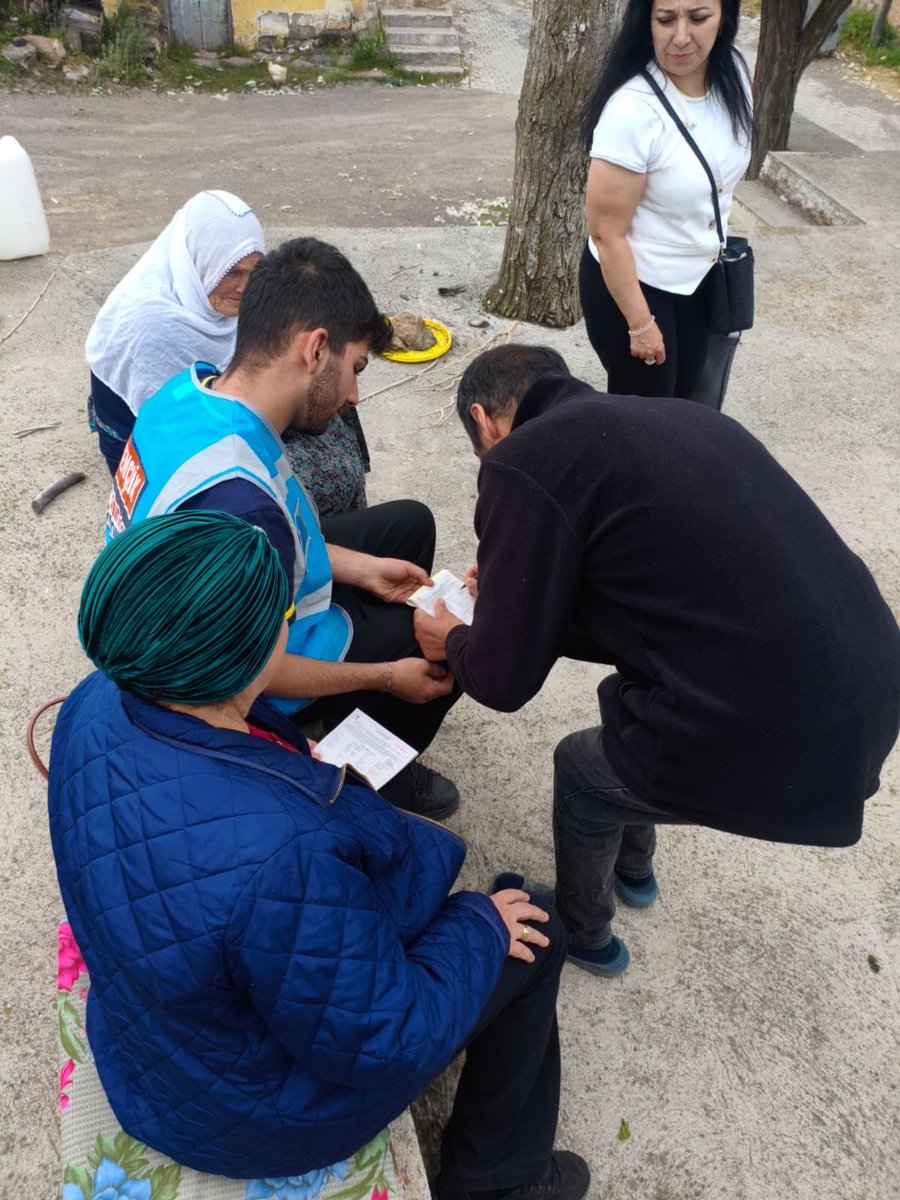 TalasGenc's tweet photo. 📍 Alaybeyli Mahallesi

Üyelik çalışmaları kapsamında, AK Parti İlçe Başkanımız Mustafa Kiraz, önceki dönem Gençlik Kolları Başkanımız ve Belediye Meclis Üyemiz Osman Kutay Altuntaş ile birlikte mahallemizde toplantı gerçekleştirdik. https://t.co/mbx0TqzQNg