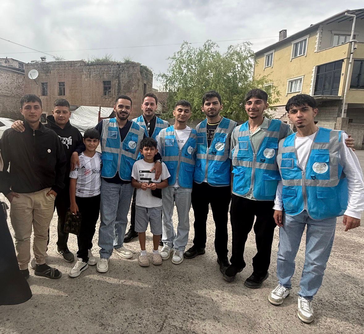 TalasGenc's tweet photo. 📍 Alaybeyli Mahallesi

Üyelik çalışmaları kapsamında, AK Parti İlçe Başkanımız Mustafa Kiraz, önceki dönem Gençlik Kolları Başkanımız ve Belediye Meclis Üyemiz Osman Kutay Altuntaş ile birlikte mahallemizde toplantı gerçekleştirdik. https://t.co/mbx0TqzQNg