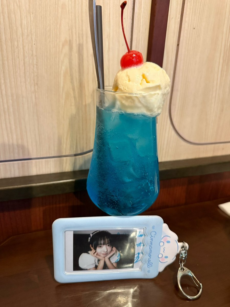 miyushimazaki's tweet photo. このクリームソーダを見たら、すうちゃんとあいすちゃんがお出かけしていたのを思い出したww

日本ではなかなか同じイベントで会える機会がないので、 今日また🌰に会えてとっても嬉しかった〜😚✨
@boronieee 

#すうですぅ https://t.co/iJ2xihrS5w