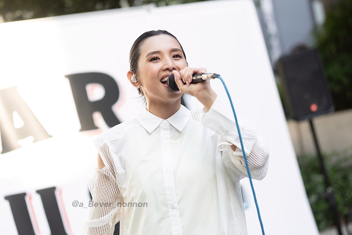a_Bever_nonnon's tweet photo. PARK MUSIC SHIBUYAのライブ写真つづき。
出演時間がタイミング的に良くて、傾いた陽の光が新しく設置された背面の幕に反射してBeverlyに後光が差し、とても神々しかった。さ���がら唄う女神だ。…どちらも白い服と幕が同化しなくて良かった(笑)
@Beverly_avex
#Beverly生誕祭
@sakataAsami 
@doobee99 https://t.co/mxxSrDsYR5