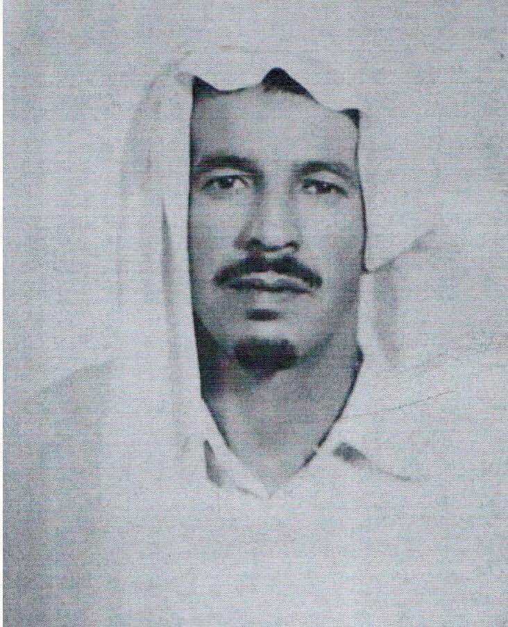 fahad_alkulaib's tweet photo. الوجيه الكريم #محمد_بن_ناصربن_عبدالل_الحمد - رحمه الله - أحد أعيان محافظة #الزلفي، وُلد في محافظة الزلفي عام 1348هـ، ونشأ في كنف والديه على الاستقامة والصلاح والاعتماد على النفس، وترعرع في أسرة محافظة عُرفت بالقيم الفاضلة، وكان لوالدته العابدة الصالحة #فاطمة_بنت_محمد_البداح - رحمها الله - أثرٌ بالغ في تربيته ورعايته وتوجيهه.
وبعد انتقاله إلى مدينة الرياض، انتقلت معه أسرته كاملة؛ والده ووالدته وإخواه سليمان وعبدالله، وقد بدأ حياته العملية في سن مبكرة، حيث عمل مع والده وعمه في الزراعة والغرس، مما أسهم في ترسيخ قيمة العمل والجد والاجتهاد والكفاح في نفسه منذ نعومة أظفاره.
وفي مطلع شبابه التحق بالعمل في شركة أرامكو، وأمضى فيها عدة سنوات، ثم اتجه إلى دولة الكويت، حيث بدأ نشاطه في نقل البضائع منها إلى الرياض وغيرها من مدن المملكة. واستمر متنقلًا بين المملكة العربية السعودية ودولة الكويت فترة من الزمن، حتى استقر به المقام في مدينة الرياض.
وفي الرياض اتجه إلى تجارة قطع غيار السيارات، وتميز في هذا المجال بصدقه وأمانته ونزاهته وحسن تعامله مع الناس، مما أسهم في توسع نشاطه التجاري ونجاحه. كما أشرك إخوته في أعماله دعمًا ومساندةً لهم في غمار المستقبل. ثم تطورت تجارته لتشمل استيراد قطع غيار السيارات من الولايات المتحدة الأمريكية.
وقد تحلى - رحمه الله - بصفات حميدة عديدة، فكان مثالًا يُحتذى في الصدق والأمانة والنزاهة، الأمر الذي أكسبه احترام وثقة كل من تعامل معه داخل المملكة وخارجها. كما عُرف بكرمه وسخائه، وكان سبّاقًا إلى أعمال الخير وكفالة الأيتام، وشهد له كثيرون بجوده وحسن خلقه، مما جعله محبوبًا بين أفراد أسرته وأقاربه ومعارفه، لما عُرف عنه من أيادٍ بيضاء ومواقف نبيلة.
وقد شرفنا بمجاورته هو وأخواه سليمان وعبدالله منذ أواخر التسعينيات الهجرية، فكانوا نعم الجيران، كما زاملنا أبناءهم الكرام، فلم نجد منهم إلا حسن الخلق وطيب المعشر والكرم الأصيل، فجزاهم الله خير الجزاء.
تزوج المترجم له - رحمه الله - من السيدة الفاضلة لولوة بنت صالح الخميس - رحمها الله -، ورُزق منها أبناءً وبناتٍ كرامًا. فمن الأبناء: فهد - رحمه الله - وهو أكبرهم وبه كان يُكنى، وراشد، وعبدالرحمن، وخالد، وطلال - رحمه الله -، وحمد، وناصر. ومن البنات: سمية وحصة.
وفي أواخر حياته ابتُلي بمرض أقعده، فسافر طلبًا للعلاج، إلا أن عزيمته القوية وهمته العالية لم تثنه عن مواصلة العمل والسعي في تجارته رغم ظروفه الصحية، وقد تحمّل المرض بصبر واحتساب ورضا بقضاء الله وقدره، حتى انتقل إلى جوار ربه يوم الثلاثاء 20 جمادى الأولى من عام 1410هـ عن عمر ناهز اثنين وستين عامًا.
وتركت وفاته أثرًا بالغًا في نفوس أبنائه وأقاربه وجيرانه ومعارفه وكل من عرفه أو تعامل معه، وصُلّي عليه في جامع الراجحي بمدينة الرياض، ودُفن في مقبرة النسيم، وكان لرحيله وقع الحزن والأسى في نفوس محبيه.
رحمه الله رحمة واسعة، وجزاه خير الجزاء على ما قدم من أعمال صالحة ومواقف كريمة، وجعل ما أصابه من مرض وابتلاء رفعةً له في درجاته.
#الزلفي