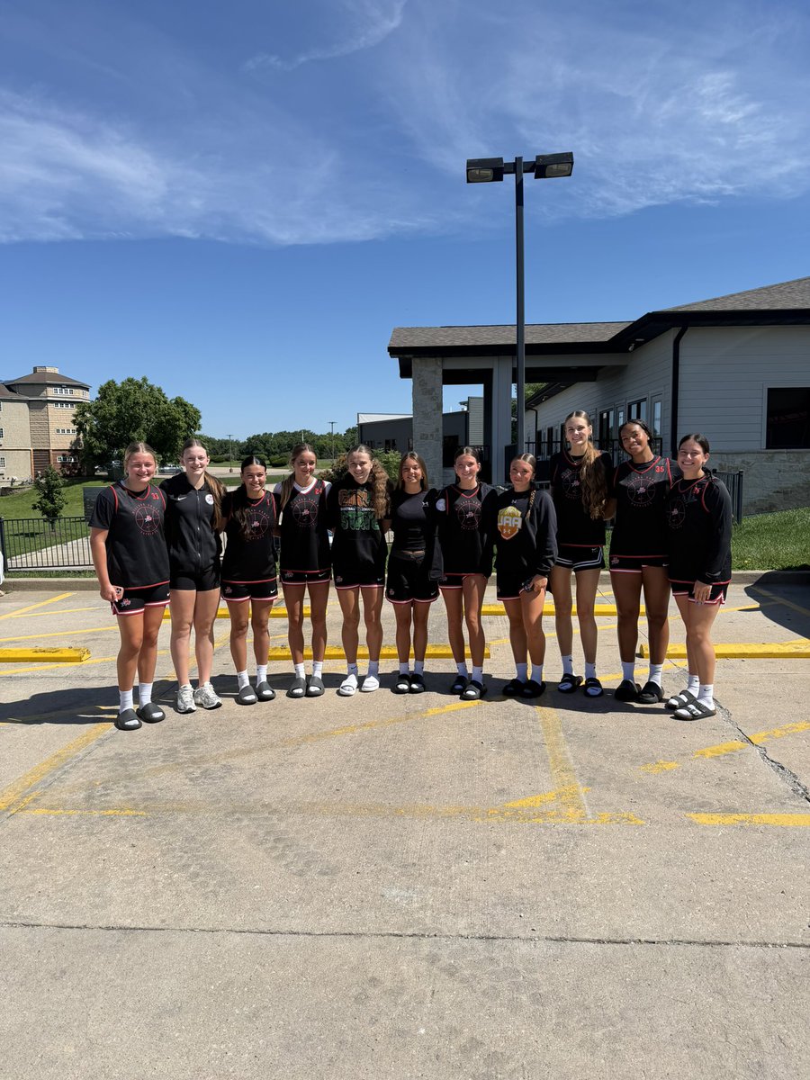 Patriotsgbball's tweet photo. This crew went 1-1 yesterday at the Midwest Showcase against GREAT competition! Love watching them compete and excited for 2 more opportunities today!! #rollpats https://t.co/r3hpR130qV