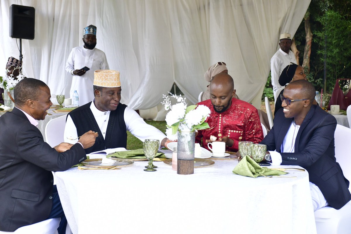 DavidLRubongoya's tweet photo. Very grateful to his Royal Highness, Prince Kassim Nakibinge, for hosting us at a luncheon together with the Muslim Parliamentary Caucus. We used the occasion to further condemn the ongoing injustices in our land, and to pray for Allah (SWT)'s divine intervention. https://t.co/M4kS7wQNVe