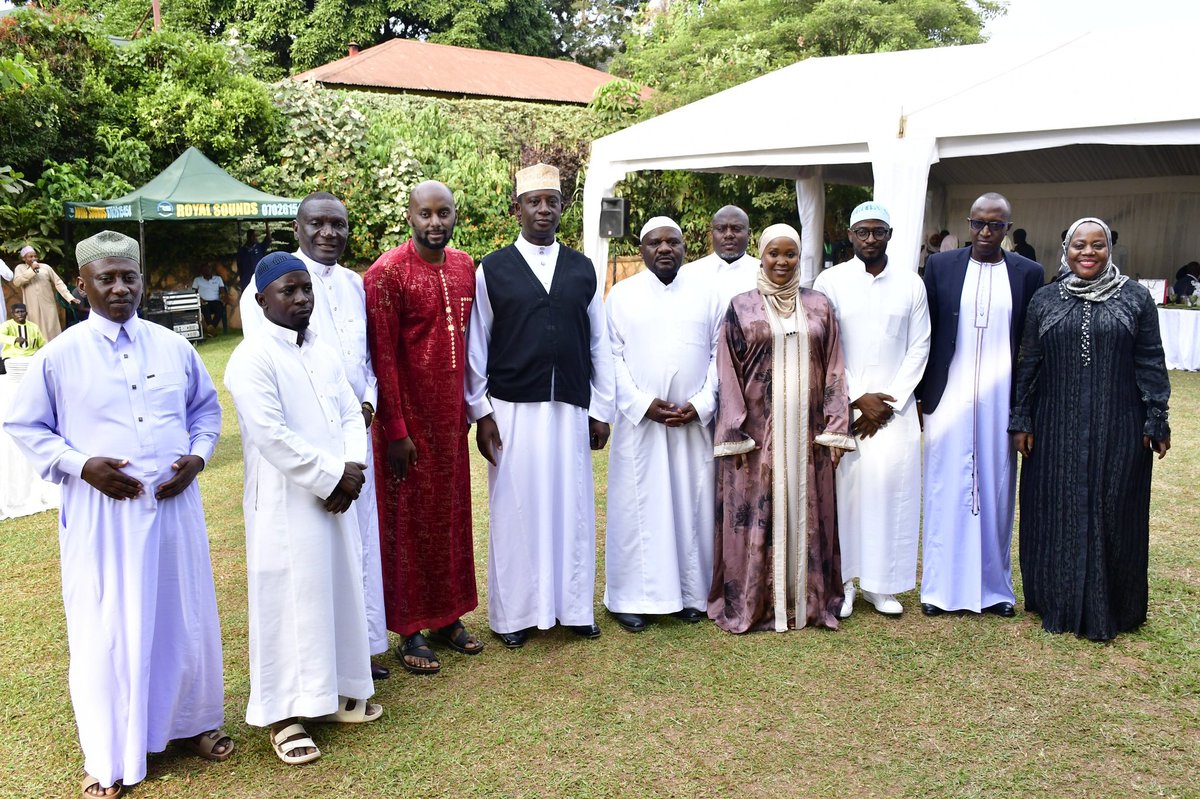 DavidLRubongoya's tweet photo. Very grateful to his Royal Highness, Prince Kassim Nakibinge, for hosting us at a luncheon together with the Muslim Parliamentary Caucus. We used the occasion to further condemn the ongoing injustices in our land, and to pray for Allah (SWT)'s divine intervention. https://t.co/M4kS7wQNVe