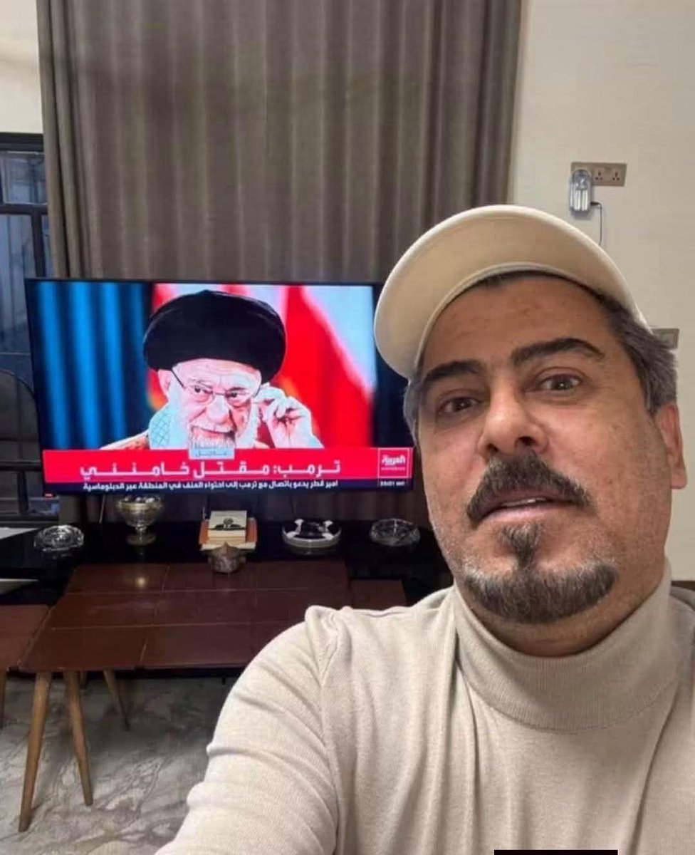 MaithamAlhmdy's tweet photo. كلنا عندنا تلفزيونات لكن مو كل واحد يوصل به الحال حتى يحول صورة شاشة إلى مناسبة للتشفي وإظهار ما في داخله من أحقاد. هاي الحركة ما تعكس قوة ولا شجاعة بل تكشف مستوى الانحدار الأخلاقي عند صاحبها وعند من يصفق له.
يا عار تشمت برجل دين ومرجع وقائد كان يعلن منذ عقود أنه ينتظر الشهادة ولا يخشاها؟ الموت حق والشهادة عقيدة يؤمن بها أصحابها، أما الشماتة بالموت فهي ما لا يفعله أصحاب المروءة.
 أبت الحقارة أن تفارق أهلها…  وبعض الناس يصرون في كل مرة على إثبات أن الخصومة عندهم لا تعرف حرمة لموت ولا احتراماً لمعتقدات الملايين.
ويبقى سؤالي لبعض الإخوة الإعلاميين الذين يملؤون الشاشات بالحديث عن محبتهم للسيد والدفاع عنه: بعد هذه الشماتة وهذا المستوى من الإساءة هل ما زلتم ترون الجلوس معه والتحاور معه أمرا طبيعيا؟ هل ستقبلون بمن يشمت بمن تعتبرونه مرجعا وقائدا ثم تتعاملون معه وكأن شيئا لم يكن؟
المواقف تختبر عند الشدائد أما عبارات الحب والولاء فلا قيمة لها إذا كانت تُنسى أمام الكاميرات والمجاملات. 
فمن لا يحترم رموز ملايين الناس، كيف يُطلب من الناس احترامه أو الإصغاء إليه؟ وهل ما زلتم ترون أن الحوار معه والجلوس إلى جانبه أمر يمكن تبريره بعد كل هذا؟