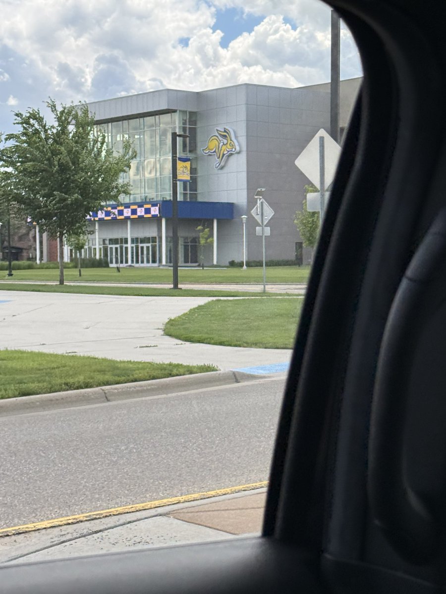 Famous_712's tweet photo. Had a great time at SDSU yesterday. 🔥Got to talk to WR coaches and learn new things, thanks for having me! 🙏🏽🙏🏽
@GoJacksFB @ldbengtson @CoachDtjackson @MJ_NFLDraft @CoachFiacco https://t.co/INKKjb8lcS