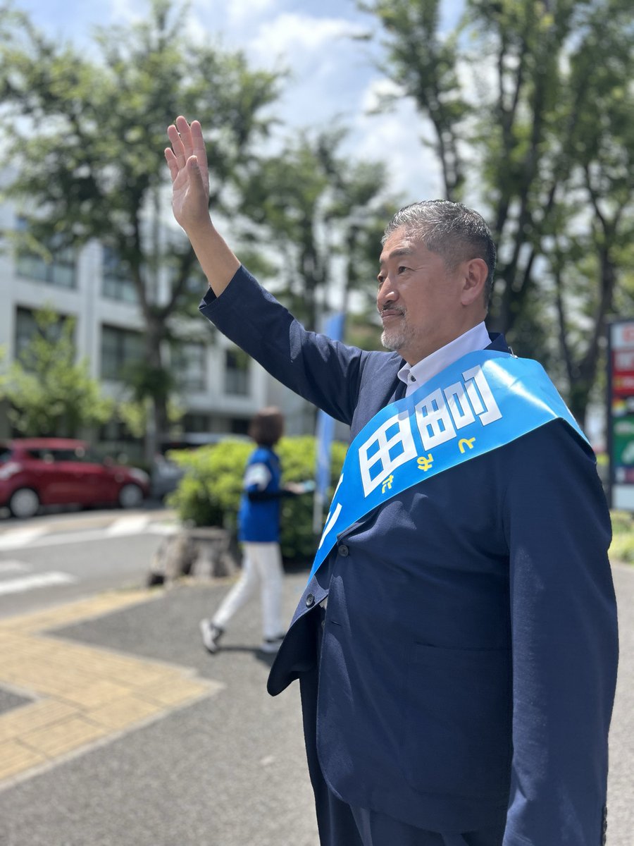 itaru1964's tweet photo. 6月19日（金）選挙戦6日め
午前中の最後は若葉ケヤキモールへ。選挙カーに乗り込み私の住む若葉町をセルフ・カラスでぐるりと一周。その後、モールの周囲で挨拶とビラ配布。
#立川市議選は冨田いたる
#冨田いたる
#守ろう立川市を https://t.co/SODnrTuMUi