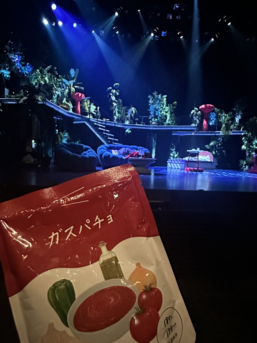 cookie0622's tweet photo. お席もよろしく…みなさんのみたコトない姿が観られて、げらげら笑った🤣
和希そらｻﾏ、めちゃくちゃかわいいお姿だったし、、久々見たみぞたく、お姉様方に翻弄されてた😇

最後は望海さんと、ガスパチョぉ、トゥー・ゴー🧄🍅 https://t.co/dnURYXXcnp
