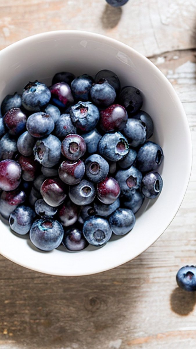 l1pRzKKeJAB7yYD's tweet photo. Just tried fresh wild blueberries from Pacific Northwest! Bursting with natural sweetness, plump texture, no weird aftertaste—perfect for morning oatmeal. A definite pantry upgrade. #FreshFind #FoodieFaves， https://t.co/3OF2Mfvuzd
