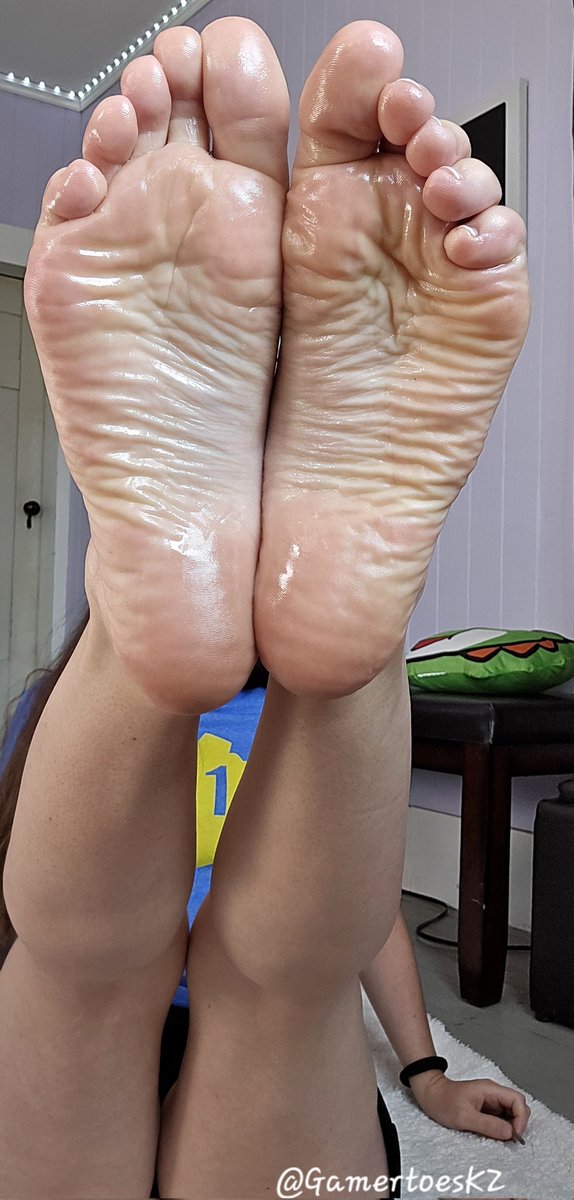 GamertoesKZ's tweet photo. I oiled 'em up, your turn. https://t.co/ibQsfRVGmT