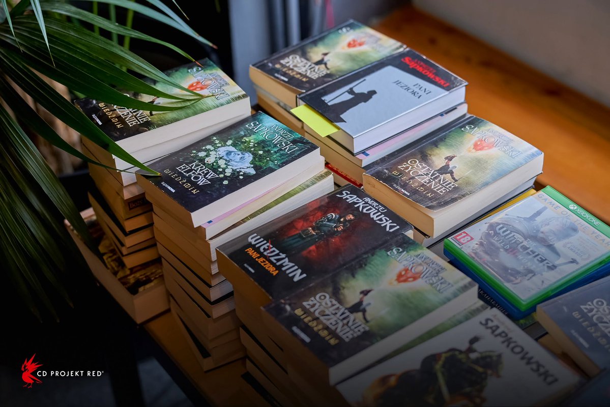 CDPRJP's tweet photo. 『ウィッチャー』シリーズの原作者であり、ポーランドのファンタジー文学を代表する存在こと、アンドレイ・サプコフスキ先生、お誕生日おめでとうございます！🎉 https://t.co/cv0kXmVUMJ