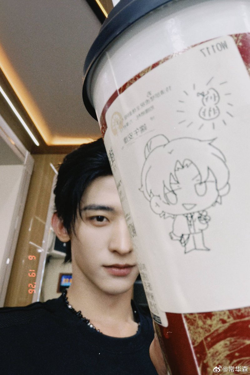 hoonhazarded's tweet photo. Chang Huasen replied to the fan club :

On behalf of all my colleagues on the drama site, thank you everyone. I had the drink 👍 [pic attached]

(The Bi Hu drawing awwww and peanut 🥹🫶)

#ChangHuasen #RedMoonAppeared #BiHu https://t.co/2vjaBX06jK