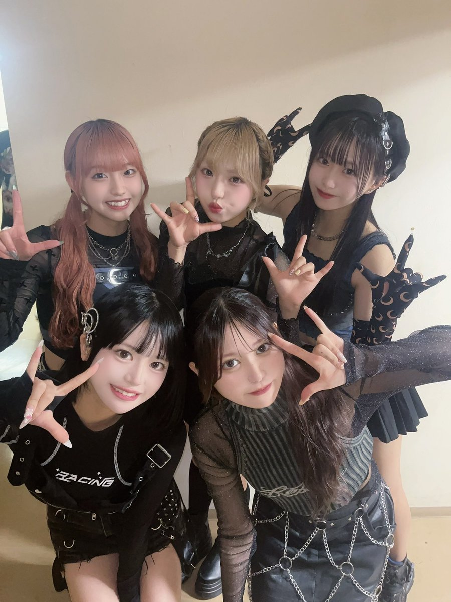 lotus69sdr's tweet photo. ワンマンまで残り1日
遂に明日
JINKSの第2章の第1幕の集大成
日々のLIVEや遠征の積み重ねが
この𝐨𝐧𝐞 𝐦𝐚𝐧 𝐥𝐢𝐯𝐞にかけた想いが
これまでの歩みが、形になる日
メンバーもオタクも
共に緊張のまま当日を迎える
笑って、泣いて
最高の一日にしようね🤟
#JINKS https://t.co/q4FdNbXFiS