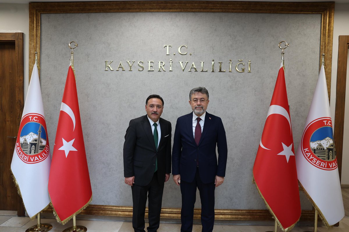 TCTarim's tweet photo. Bakanımız Sayın @ibrahimyumakli ile Çevre, Şehircilik ve İklim Değişikliği Bakanımız Sayın @murat_kurum Kayseri Valiliğini ziyaret ederek Vali Gökmen Çiçek’ten il genelindeki yatırımlar ve yürütülen projeler hakkında bilgi aldı. https://t.co/Bc2ME1k03s