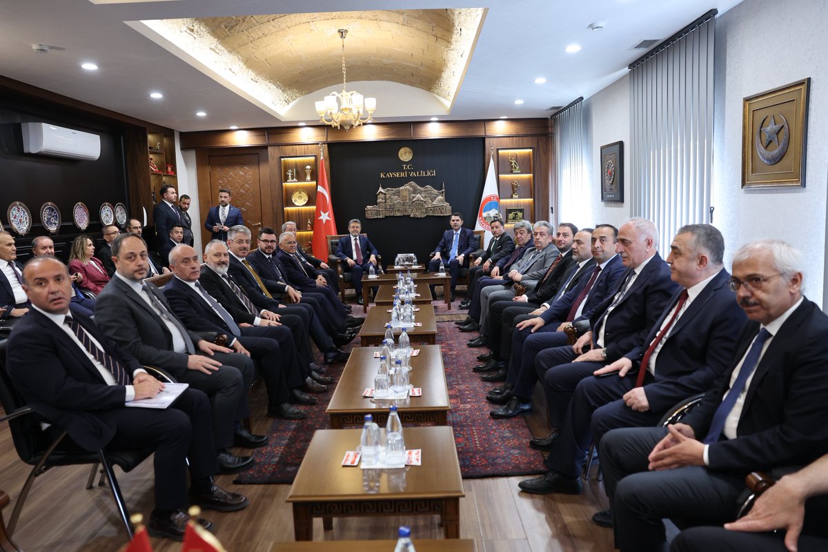 TCTarim's tweet photo. Bakanımız Sayın @ibrahimyumakli ile Çevre, Şehircilik ve İklim Değişikliği Bakanımız Sayın @murat_kurum Kayseri Valiliğini ziyaret ederek Vali Gökmen Çiçek’ten il genelindeki yatırımlar ve yürütülen projeler hakkında bilgi aldı. https://t.co/Bc2ME1k03s