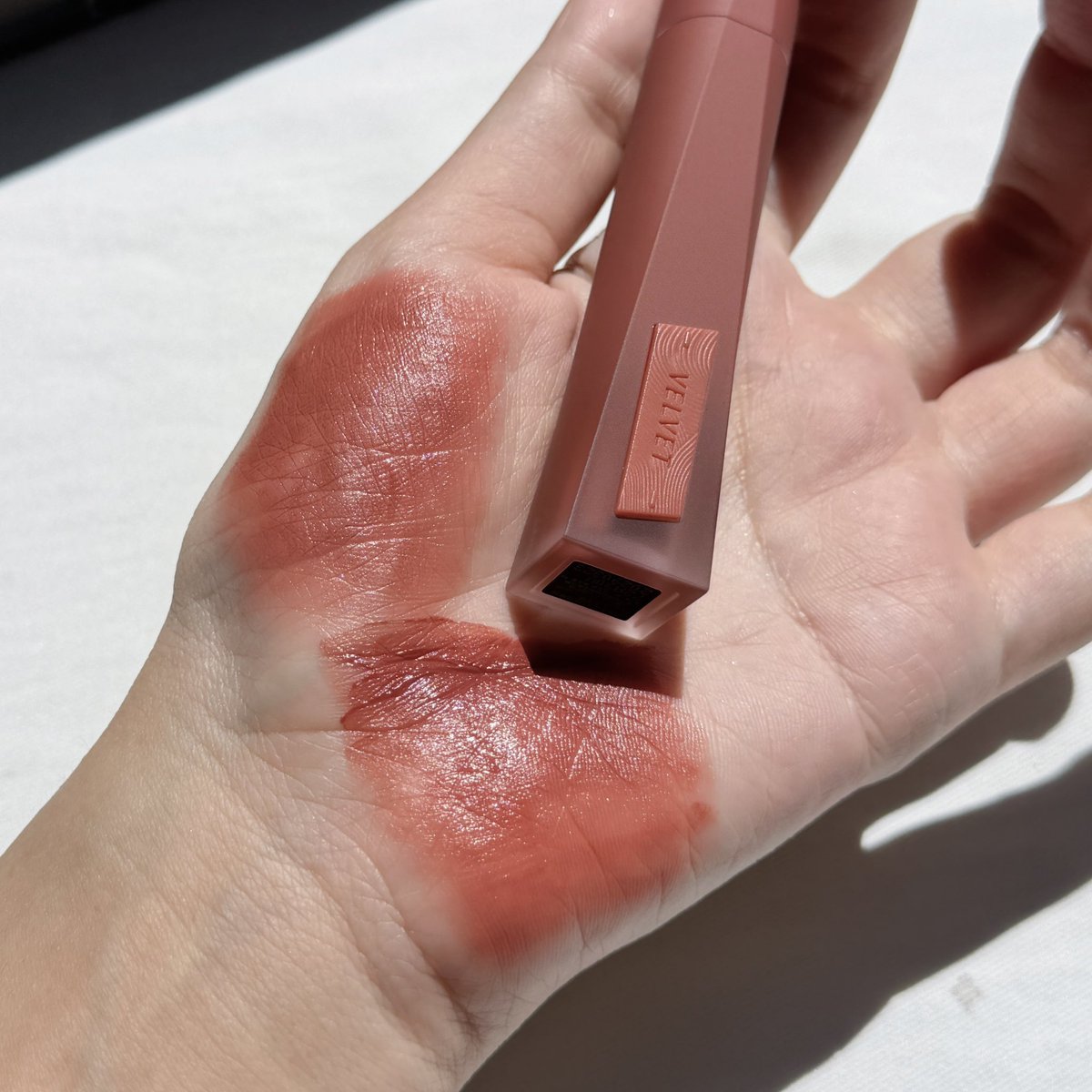 SONGJE_S's tweet photo. มาป้ายยาอีกสี  3CE Velvet Lip Tint Plush  โทนChoco Mousse 🍫
โทนฮิตพสเกา คือสวยมาก ที่เราทาเป็นสี Walk N Talk  ส้มน้ำตาล สีขายดีในตำนาน ที่ทาสวยตลอดไปมากกก🫶🏻 https://t.co/6oHk8svp1w
