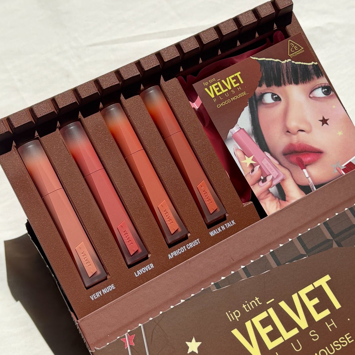 SONGJE_S's tweet photo. มาป้ายยาอีกสี  3CE Velvet Lip Tint Plush  โทนChoco Mousse 🍫
โทนฮิตพสเกา คือสวยมาก ที่เราทาเป็นสี Walk N Talk  ส้มน้ำตาล สีขายดีในตำนาน ที่ทาสวยตลอดไปมากกก🫶🏻 https://t.co/6oHk8svp1w
