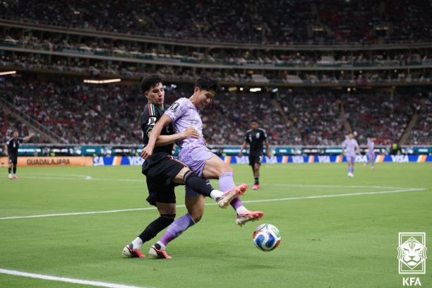 holazuni's tweet photo. 📋 Tactical Breakdown: Why Hong Myung-bo’s early hook of Son Heung-min backfired catastrophically against Javier Aguirre’s Mexico. 🇲🇽🇰🇷

Unlike the Czech Republic match where subbing Son opened up transitional spaces for a late win, trying the exact same script against El Tri was a fatal tactical miscalculation. Here is why: 👇

Key Tactical Insights:

🚫 The Low-Block Trap: Following Luis Romo’s 50th-minute opener via a Julián Quiñones cross, Javier Aguirre immediately collapsed Mexico into a compact, highly disciplined low block.

🧲 Stripping the 'Gravity': Dissecting a deeply recessed defense requires an elite forward with world-class "gravity"—someone who can retain possession in tight pockets and drag top center-backs like Johan Vásquez and Edson Álvarez out of position. Pulling Son in the 57th minute stripped Korea of its ultimate creative valve.

🔄 The Substitution Illusion: Replacements Oh Hyeon-gyu (lacking match sharpness) and Hwang Hee-chan completely failed to establish physical hold-up play or complete signature isolating dribbles against a settled defense.

📊 The Statistical Mirage: Korea finished with 58% possession and a superior xG (0.69 vs 0.48), but without Son knitting the final-third passages together, it was just safe, toothless perimeter recycling until Cho Gue-sung’s late header.

💡 Treating a generational asset like Son Heung-min as an expendable, generic substitution piece based on past scripts was Hong's ultimate undoing. A costly lesson as Korea misses out on the top seed. 👑

🔗 [https://t.co/KPk4RhzI7t]

#WorldCup #SouthKorea #Mexico #SonHeungMin #JavierAguirre #HongMyungBo #TacticalAnalysis #FootballAsian