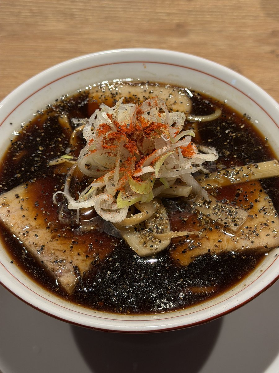 BACKLASH0714's tweet photo. R+ 隠れ家すぎるラーメン屋　池袋

東京ブラック🗼♣️

これまた途轍もなく美味かった🔥
流石看板メニュー🏆
これを作る為に何年もかけて試行錯誤を重ねた結果これ程までの美味い一杯が出来たようです😭
火傷するかと思う程の熱々のスープでまずは香りを感じて欲しいとの事🤩
煮干しも入って魚介の効いたカエシとの複雑な旨味が堪りません💪
チャーシューまで絶品でした👍