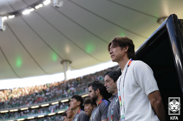 holazuni's tweet photo. 📋 Tactical Breakdown: Why Hong Myung-bo’s early hook of Son Heung-min backfired catastrophically against Javier Aguirre’s Mexico. 🇲🇽🇰🇷

Unlike the Czech Republic match where subbing Son opened up transitional spaces for a late win, trying the exact same script against El Tri was a fatal tactical miscalculation. Here is why: 👇

Key Tactical Insights:

🚫 The Low-Block Trap: Following Luis Romo’s 50th-minute opener via a Julián Quiñones cross, Javier Aguirre immediately collapsed Mexico into a compact, highly disciplined low block.

🧲 Stripping the 'Gravity': Dissecting a deeply recessed defense requires an elite forward with world-class "gravity"—someone who can retain possession in tight pockets and drag top center-backs like Johan Vásquez and Edson Álvarez out of position. Pulling Son in the 57th minute stripped Korea of its ultimate creative valve.

🔄 The Substitution Illusion: Replacements Oh Hyeon-gyu (lacking match sharpness) and Hwang Hee-chan completely failed to establish physical hold-up play or complete signature isolating dribbles against a settled defense.

📊 The Statistical Mirage: Korea finished with 58% possession and a superior xG (0.69 vs 0.48), but without Son knitting the final-third passages together, it was just safe, toothless perimeter recycling until Cho Gue-sung’s late header.

💡 Treating a generational asset like Son Heung-min as an expendable, generic substitution piece based on past scripts was Hong's ultimate undoing. A costly lesson as Korea misses out on the top seed. 👑

🔗 [https://t.co/KPk4RhzI7t]

#WorldCup #SouthKorea #Mexico #SonHeungMin #JavierAguirre #HongMyungBo #TacticalAnalysis #FootballAsian
