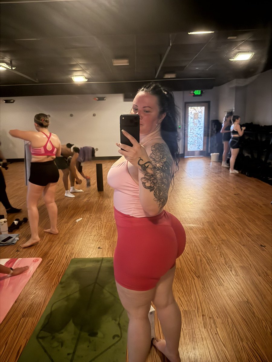 kristinmarielii's tweet photo. Started the day with a yoga sculpt class https://t.co/bp3dkoDBPK