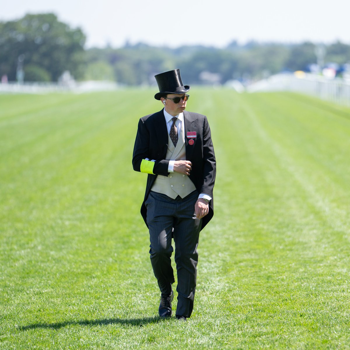 RacingPost's tweet photo. 🗣️ Kevin Blake on Joseph O'Brien: 

"He's got a very similar brain to his father. He's got an unbelievable brain for attention, interpreting, calculating and taking things in. In the morning, there's literally a string of 45 horses going past him and I don't know what's what. But he knows who they all are and when they walk back along he's suggesting taking a crossed noseband off one of them, or has noticed one was a bit keener than it was yesterday.

He has an ability to suck in what he's seen and then calculate and process it. It really is off the scale. You see it with Aidan and I've seen it with one or two other people in the industry in my time in it, but it's very unusual and none of this is by accident."