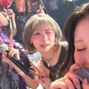 yuke9711's tweet photo. ひょっこりする舌ぺろオンニ愛してる
#HANA #JISOO https://t.co/SF0mG2x8hX