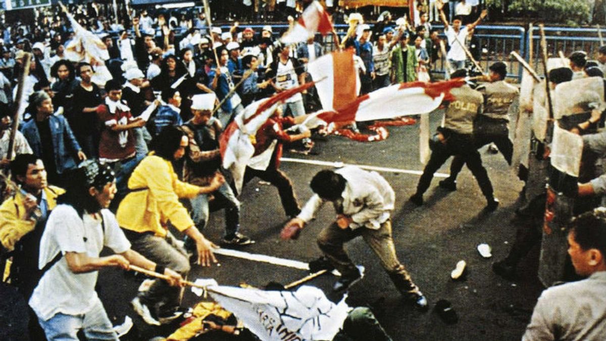 scenestera's tweet photo. #FlashBack Foto-foto era reformasi 1998. Estetika protes. Tipografi spanduk. Bentrok dengan aparat.

NKRI Harga Mati!✊🏻🇮🇩 https://t.co/XZadcnROZ0