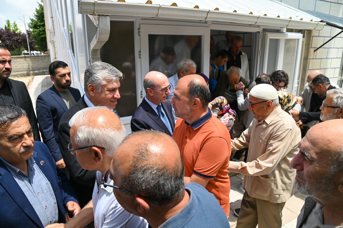 akpartiselcuklu's tweet photo. Bu hafta Cuma Buluşmamızı Mesrur Camii’nde hemşehrilerimizle bir araya gelerek gerçekleştirdik.

AK Parti Selçuklu İlçe Başkanımız Arif Bağcı ve Selçuklu Belediye Başkanımız Ahmet Pekyatırmacı ile birlikte vatandaşlarımızla selamlaştık, sohbet ettik; birlik ve beraberlik içerisinde Cuma gününün manevi atmosferini paylaştık.

Rabbim birlik ve beraberliğimizi daim eylesin.

📍 Hanaybaşı Mahallesi

| @arifbagci @a_pekyatirmaci 

#CumaBereketi