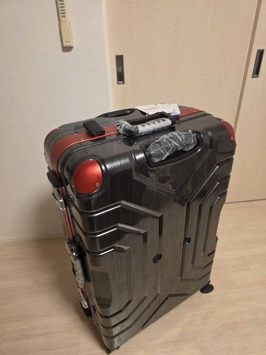 silverbridge09's tweet photo. スーツケース譲渡します！！！

キャラ運搬のために買ったものの入らず、その後使用することも無かったのでお譲りいたします
キャラ収納出来るか試すために開けたくらいで一度も外に持ち出しておりません

内寸:約H82×W55×D33cm
外寸:約H91×W59×D34cm
重量:約7.5kg
容量:約148L

料金:3万円
受け取り方法:要相談（千葉の柏方面に住んでいます！）
条件:FF内外問いません

元々Amazonで売っていたものですが、現在再入荷の見込みは立ってないみたいです。界隈で使ってる方も多いので大きい子じゃ無ければ入るはず！

これからきぐちゃんをお迎えしようとしてる方が居たらぜひいかがでしょうか？
詳細を聞きたい方はDMまでお越しください！