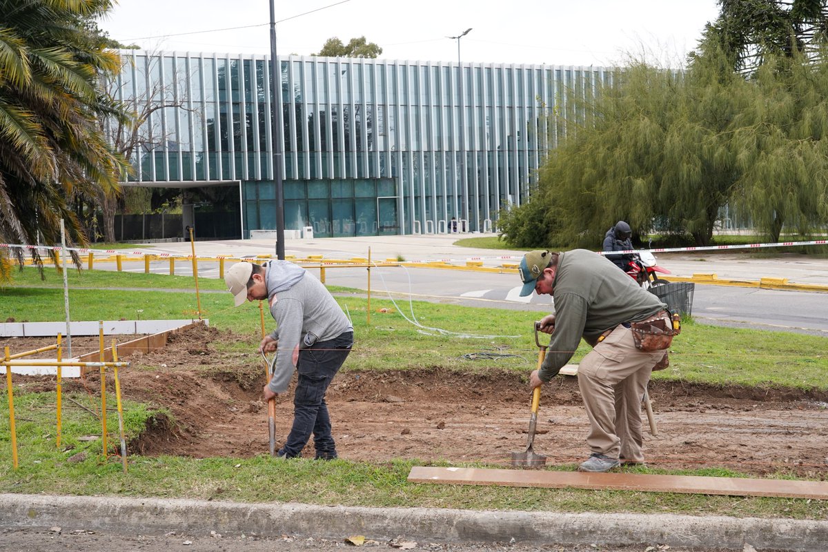 Exactas_UBA's tweet photo. ☀️Comenzó la instalación de paneles fotovoltaicos en el estacionamiento del Pabellón 2. Un proyecto clave en nuestro compromiso con la innovación tecnológica, la transición energética y una universidad pública sustentable.

Datos clave de la obra: 👇

🔋 Energía limpia: Generará aproximadamente 20 kW que se inyectarán directo a la red eléctrica del Pabellón 2, disminuyendo la huella de carbono de nuestras instalaciones. 
🚗 Movilidad sustentable: El sistema posibilitará la carga de vehículos eléctricos. 
⏳ Plazos: Los trabajos demandarán cerca de un mes de ejecución.
💰 Gestión y financiamiento: Realizada con fondos propios de la Facultad, incluyendo donaciones de @infoFundacen . Un detalle clave: los paneles se adquirieron con recursos generados por los eventos culturales realizados en Ciudad Universitaria, transferidos por el @UBARectorado para financiar proyectos vinculados al cuidado del ambiente.