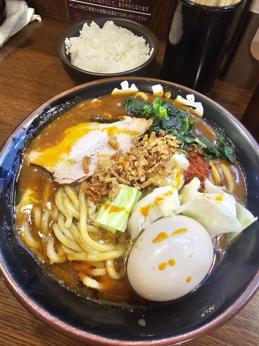 onightssama's tweet photo. 昭島のラーメン 大山家へ。
限定の華麗とき卵ラーメン🍜に味玉とライス🍚中を注文❗️
凄く濃厚な豚骨を軸にされたスープにとき卵とカレーを加え適度なスパイス感ととき卵の円やかさが堪らない❤️
ヤワメ指定しましたが今回は少し硬め…ですが太ストレート麺とカレーの相性は抜群でメッチャ美味しい😍👍 https://t.co/e2cl5AJbPp