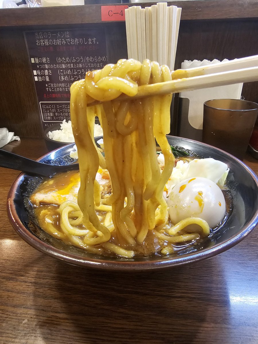 onightssama's tweet photo. 昭島のラーメン 大山家へ。
限定の華麗とき卵ラーメン🍜に味玉とライス🍚中を注文❗️
凄く濃厚な豚骨を軸にされたスープにとき卵とカレーを加え適度なスパイス感ととき卵の円やかさが堪らない❤️
ヤワメ指定しましたが今回は少し硬め…ですが太ストレート麺とカレーの相性は抜群でメッチャ美味しい😍👍 https://t.co/e2cl5AJbPp